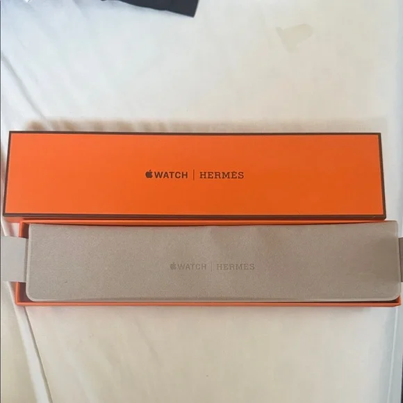 Apple Hermès Watch Packaging in Orange and White - Picture 2 of 3